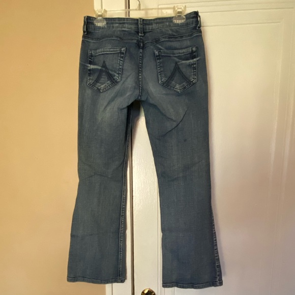 Delia’s Bailey Jeans size 9/10S Distressed medium fade rinse jeans. EUC - Picture 11 of 11